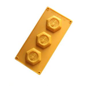 Moule en silicone 3D écologique à 3 cavités pour savon DIY, outil de pâtisserie pour enfants, forme nid d'abeille, OEM/ODM - Product Image 3