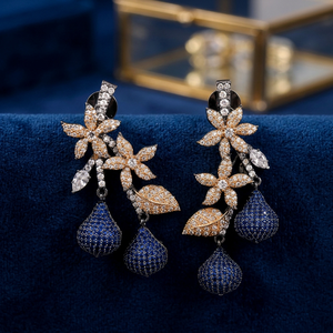 Boucles d'oreilles pendantes de luxe de haute qualité, bicolores or et rhodium noir, serties de CZ, motif floral, avec cristaux vert émeraude en forme de goutte et pavé de pierres Kundan - Product Image 3