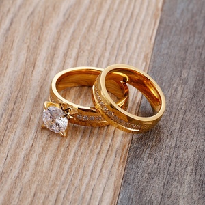 Bague de couple en acier inoxydable plaqué or 18 carats avec zircon cubique taille princesse, design de luxe, tendance et classique, vente en gros - Product Image 1