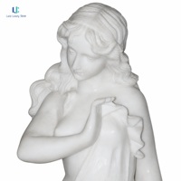 Statue de femme en marbre blanc Luca |   Statue de femme en marbre naturel sur piédestal octogonal sculpté à la main avec draperie ODM OEM