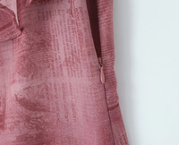Robe mini asymétrique en mousseline rose à fines bretelles avec volants et fente haute pour soirée, club, vacances 2026 (OEM/ODM)