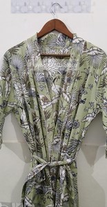 Kimono largo de algodón índigo con estampado floral indio para mujer, hecho a mano, con cierre de cordón, para usar como bata de baño. - Product Image 2