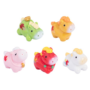 Figuras de caballos coloridas y lindas, mini decoraciones de resina para adornos de escritorio del Año Nuevo Chino - Product Image 1
