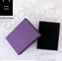 Boîte à bijoux texturée A1 de couleur violette avec couvercle indépendant, intérieur noir, détail nœud blanc et présentation raffinée pour cadeau