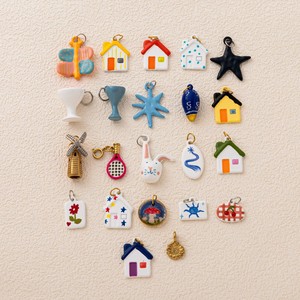 Manna Cartoon World, Conejito Blanco, Casa de Hongos, Esmalte Pintado a Mano, Crea Tu Propio Llavero Personalizado - Product Image 1