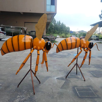 Grande statue d'abeille en fibre de verre pour l'extérieur, sculpture en résine artisanale, sculpture en résine pour la décoration de jardin en vente