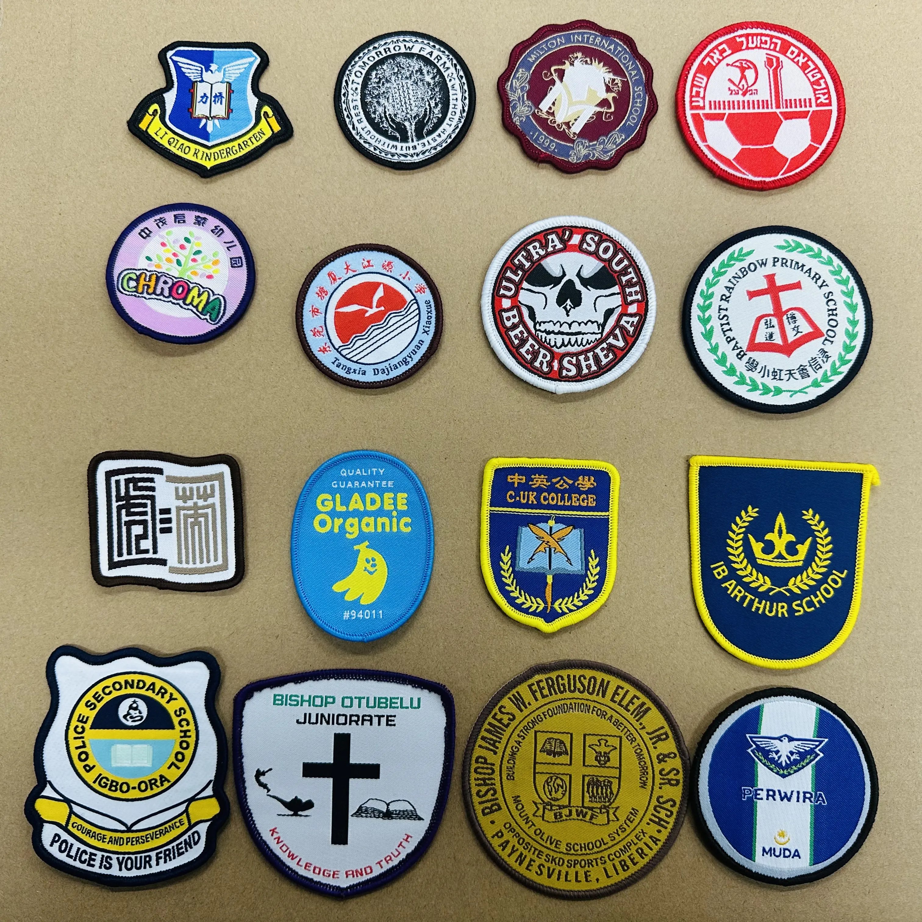 2023 Natal Novo Logotipo Personalizado Etiquetas Bordadas Ferro Em Patch 3D Patches Personalizados Para Roupas Femininas