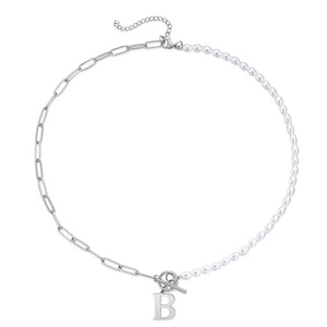 Collier chaîne de clavicule en perles avec pendentif lettre A, imitation perle et fermoir trombone en acier titane, pour usage quotidien, tendance - Product Image 2