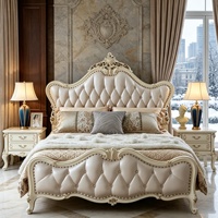 Lit king-size en bois massif sculpté à la main, avec un sommet arqué doux, en cuir capitonné ivoire, meubles de chambre à coucher personnalisés de style rococo français