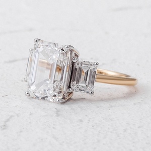 Anillo de Compromiso de Lujo en Oro Sólido de 18K con Diamantes Cultivados en Laboratorio de 5ct, Certificado IGI, Corte Esmeralda, Anillo de Bodas de 3 Piedras - Product Image 2