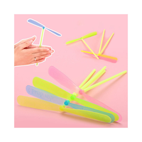 Hélice volante en forme de libellule en plastique pour enfants de 5 à 7 ans, cadeau de jeu de plein air avec flèche rotative.