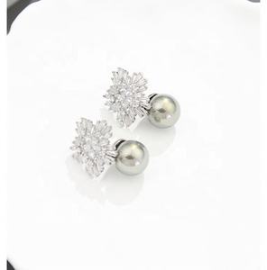 Boucles d'oreilles à clous de luxe de style européen et américain, en argent tibétain plaqué or, géométriques, incrustées de zircon et de perles, polyvalentes et élégantes - Product Image 5