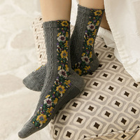 Vintage japonais mi-mollet Jacquard Pile chaussettes pour femmes Floral Long Crew chaussettes automne hiver chaussettes ethniques