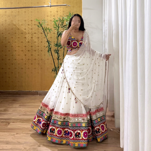 Conjunto de Lehenga Blanco Bordado con Blusa Colorida y Dupatta de Tela, Traje Festivo Indio-Pakistaní para Bodas y Fiestas - Product Image 1