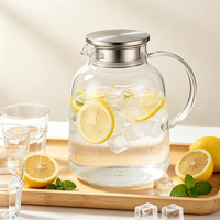 Carafe à boisson en verre transparent minimaliste avec couvercle métallique hermétique et poignée confortable – Récipient de service pour boissons fraîches en cuisine