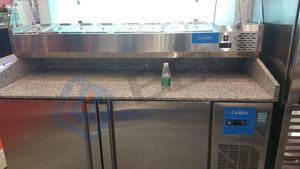 <span class=keywords><strong>Réfrigérateur</strong></span> <span class=keywords><strong>sous</strong></span> le comptoir GN 2 portes pour salade et pizza avec dessus en granit - Product Image 4