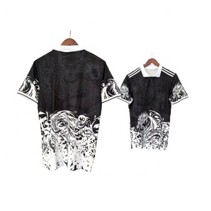 Camiseta de Fútbol Retro 2026 Personalizada con Estampado por Transferencia Térmica, Cuello Redondo, Manga Corta, 220g, Negra y Blanca con Diseño Tribal, Secado Rápido, para Hombre - Product Image 1