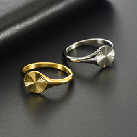 Exklusiver Damenring aus 18K Gold mit rundem Sonnendesign und Titanstreifen, dekorativer Schmuckring, erhältlich für den Großhandel auf Lager.