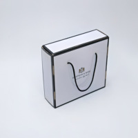 Boîte d'expédition personnalisée en carton ondulé avec insert en carton, logo E B Flute, et poignée en corde