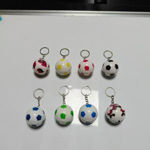 Porte-clés ballon de football de dessin animé, en plastique multicolore, accessoire portable pour enfants, cadeau sur le thème du football pour sac à dos et voiture - Product Image 4