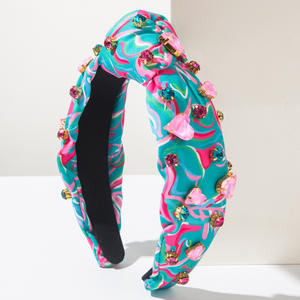 Diadema de moda con efecto tie-dye, borde ancho y pedrería rosa, accesorio para el cabello anudado - Product Image 3