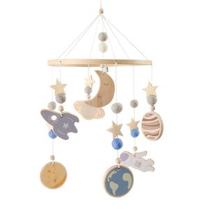 Décor de chambre d'enfant, cadeau de douche de bébé, jouets faits à la main suspendus pour enfants, planète en bois, lune, étoile, fusée, astronaute, berceau pour bébé, crèche Mobile - Product Image 1