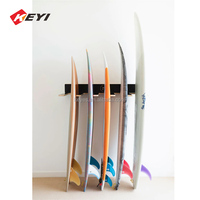 Support et présentoir à surfboards en bois écologiques modernes et personnalisés pour les magasins de surf au détail