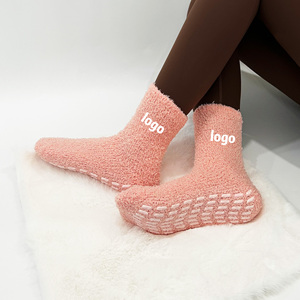 Vente en gros de <span class=keywords><strong>chaussettes</strong></span> de couchage confortables en molleton corail pour femmes manchette pliée standard chaude et respirante en peluche floue - Product Image 1