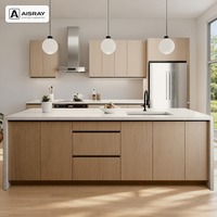 Meuble de cuisine contemporain en PVC avec îlot, portes en panneaux imitation chêne, options de rangement coulissantes et boîtes de rangement en panneaux de particules
