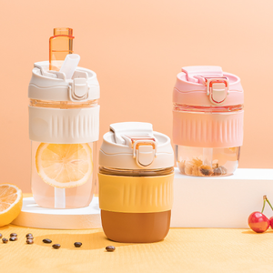 Bán Hot 500ml bán buôn tùy chỉnh Silicone tay áo nước uống rõ ràng Glass cup với rơm và nắp Tumbler chai - Product Image 3