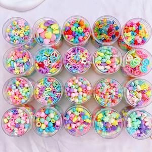 Perles en vrac à gros trous en résine plastique, motif couronne de bonbons roses aux couleurs printanières, emballées en boîte - Product Image 2