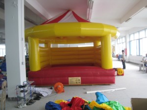 Château gonflable en PVC de qualité supérieure pour enfants, capacité de 500 kg, taille 13x13 pieds - Pour usage commercial et divertissement - Product Image 4