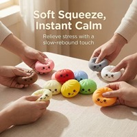 Jouet à pincer amusant en forme de boule avec expression de dessin animé, en sachet