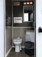 Remorque de toilettes de luxe portable tout-terrain à 4 postes, design européen, avec certification DOT ADR VIN pour usage en appartement