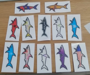 Autocollants en vinyle personnalisés en forme de requin, autocollants décoratifs adhésifs en forme d'animal pour cadeaux promotionnels, laminage brillant - Product Image 4