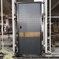 Puerta Principal de Aluminio con Textura en Relieve Personalizada, Decoración con Franjas Metálicas Doradas, Cerradura Digital Inteligente, Puerta de Seguridad para Villa