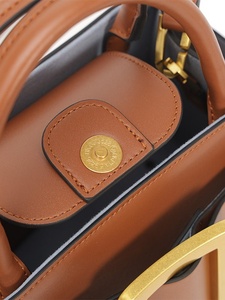 Sac à bandoulière carré en cuir véritable style français pour femme, avec fermeture éclair et boucle de ceinture, nouvelle collection 2026, design de niche haut de gamme et tendance - Product Image 5