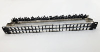 Panel de Conexiones en Blanco de Alta Densidad 1U 48 Puertos Cat6 UTP RJ45/RJ11 con Barra Trasera de Material SPCC Color Negro
