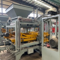 Équipement de fabrication de briques en béton QT4-15 pour blocs emboîtables, briques de pavage et projets de construction commerciale
