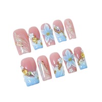 Ongles carrés moyens en acrylique, dégradé bleu-rose frais, avec motifs floraux 3D, ongles français ombrés irréguliers faits à la main, tendance