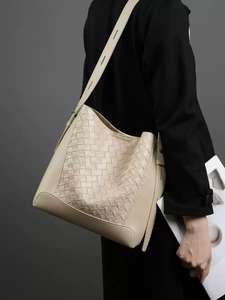 Sac compact en cuir tissé de vache véritable, imperméable, avec fermeture éclair, bandoulière, sac messager, sac à main, chaînes, mode, vente en gros - Product Image 4