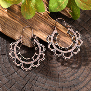 Boucles d'oreilles pendantes vintage en alliage à motif floral, plaqué bronze antique, pour femmes - Product Image 2