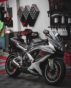 Suzuki GSX600: Motor DOHC de Cuatro Cilindros en Línea de 599 cc + 133 CV de Potencia + 6.93 kg-<span class=keywords><strong>m</strong></span> de Torque, Moto Deportiva Lista para Competir - Product Image 4