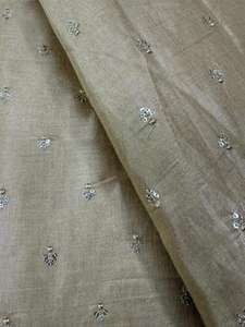 Tissu érodé de qualité supérieure avec un élégant motif de bordure butti, idéal pour les vêtements pour femmes et les collections de mode de boutique - Product Image 4