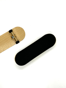 Bande adhésive antidérapante pour planche à roulettes avec logo personnalisé, surface antidérapante pour entraînement <span class=keywords><strong>en</strong></span> skatepark - Product Image 1