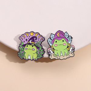Vente en gros Drôle de Jeu Cristal Dés Nouveau Halloween Chapeau Magique Grenouille Mignon Dessin Animé Émail Doux Épinglette Petit Cadeau pour Enfant - Product Image 3