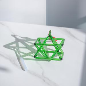 Pyramide chantante en cristal de Merkaba vert, quartz de haute pureté, tétraèdre étoilé pour le yoga, l'équilibrage des chakras et la thérapie sonore - Product Image 3