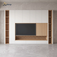Système de meuble TV mural moderne sur mesure en chêne naturel avec étagères, portes blanches et étagère ouverte à lattes pour appartement contemporain