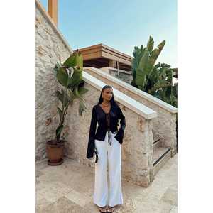 Blusa/Camisa Negra con Cierre Frontal para Mujer - Product Image 4