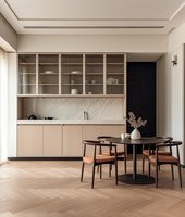 Meuble de cuisine intelligent sur mesure avec éclairage à capteur pour zone de cuisson moderne et rangement de couloir